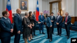 台湾总统蔡英文在台北总统府会见到访的澳大利亚参众议员团。(2023年9月26日)