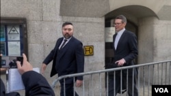 香港驻伦敦HKETO间谍案2月14日再度开庭审理。两名涉案被告之一的38岁的前英国边境部队(UK Border Force)职员卫志梁(Wai Chi-Leung Peter)在离开法庭时并无回应记者提问。 (摄影:美国之音郑乐捷)