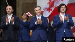 在格鲁吉亚首都第比利斯,格鲁吉亚总理伊拉克利·科巴希泽(右)、前总理兼格鲁吉亚梦想党主席伊拉克利·加里巴什维利(左)和前总理兼格鲁吉亚梦想党创始人比季娜·伊万尼什维利参加支持“外国代理人”法案的亲政府集会。(2024年4月29日)