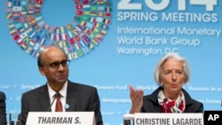 Tổng Giám đốc IMF Christine Lagarde vào Bộ trưởng Tài chánh Singapore Tharman Shanmugaratnam tại cuộc họp báo ở Washington, ngày 12/4/2014.