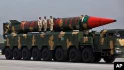 资料照片:2021年3月25日巴基斯坦伊斯兰堡举行的国庆节阅兵式上展示的一枚可携带核弹头的巴基斯坦制造的沙欣-III导弹。