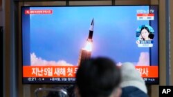 韩国民众在首尔一个火车站观看电视播放的朝鲜试射导弹新闻画面。(2022年1月27日)