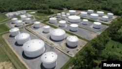 资料照:鸟瞰美国马里兰州殖民管道公司多尔西枢纽站的石油储油罐。(2021年5月10日)