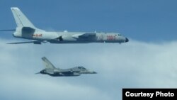 台湾战机2017年7月20日在中国轰六机左边贴近飞行(台湾国防部提供)