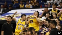 睽违中国市场多年后,美国职业篮球联赛NBA已与中国当局达成协议,将于明年10月展开的下个赛季重返中国。图为2019年NBA湖人队与篮网队在中国举行的季前赛。(美联社:2019年10月10日)