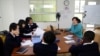 资料照:中国江苏省常州市牛津国际公学常州学校的教师在给学生们上课。(2013年1月10日)