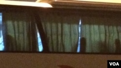 国家大剧院外等候离开的大巴车上,有人见到记者拍摄,迅速拉上窗帘。(美国之音叶兵拍摄)