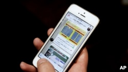 一位伊朗公民在手机上使用跨平台即时通信应用Telegram - 资料照片