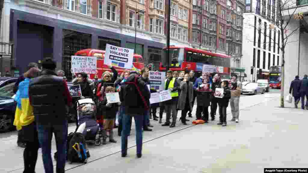 Лондон. Під вікнами Ріната Ахметова