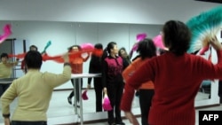 在北京和平街社区老人活动中心,老人们翩翩起舞