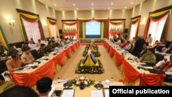 NCA လက်မှတ်ရေးထိုးထားတဲ့ တိုင်းရင်းသားလက်နက်ကိုင်အဖွဲ့တွေ တွေ့ဆုံစဉ် (Myanmar State Counsellor Office)
