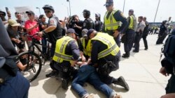 警察在维吉尼亚州维也纳市某地铁站将一男子制服，8月12号是发生在维吉尼亚州夏洛特维尔造成民众伤亡的集会一周年纪念日。