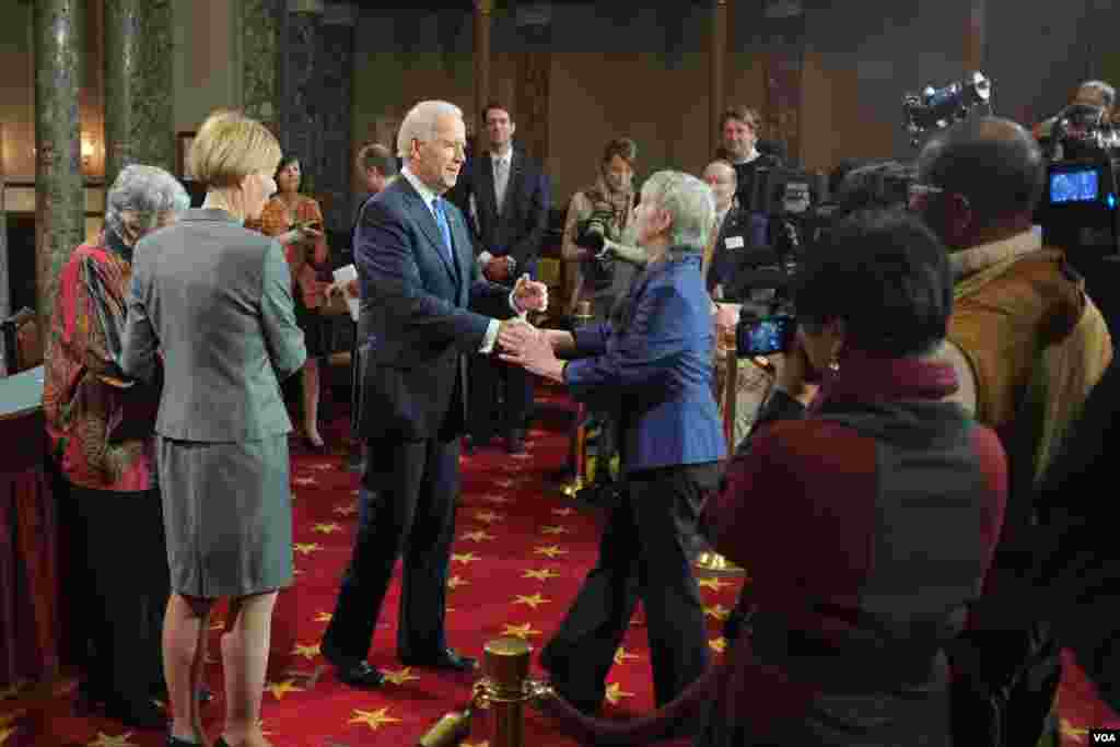 拜登副总统与参议员家属握手