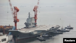 中国第一艘自己开发的航空母舰2018年8月26日在中国辽宁省大连市离开港口,进行第二次海上试航(2018年8月26日)。