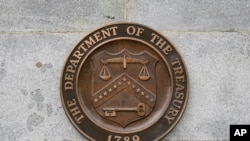 2021年5月4日,美国财政部大楼外的美国财政部徽标。(美联社照片)