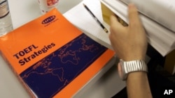 波士顿的一堂TOEFL课使用的教材。(资料照)
