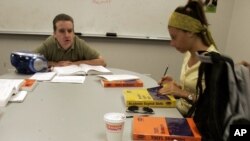 波士顿的一堂TOEFL课使用的教材。(资料照)