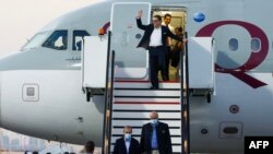 9月18日,获释的美国公民西亚马克·纳马兹(Siamak Namazi,后中)、艾玛德·沙吉(Emad Shargi 左下)、莫拉德·塔赫巴兹(Morad Tahbaz,右下)抵达多哈国际机场。