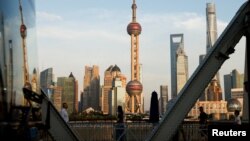 人们走在上海外滩上可以看到江对岸的浦东陆家嘴金融区。(2024年9月27日)