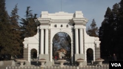 清华大学 (美国之音拍摄)