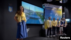 6月25日,巴黎奥运会乌克兰国家队服装展示。乌克兰预计将派出超过100名运动员参加巴黎奥运会,不过自2022年2月开战以来,已约有450名乌克兰顶级运动员在战场上牺牲。