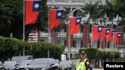 一名警察在台北的台湾总统府前执勤。(2020年5月20日)