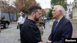 2023年10月1日在乌克兰基辅举行的乌克兰捍卫者日纪念活动期间,乌克兰总统弗拉基米尔·泽连斯基与欧盟外交政策负责人何塞普·博雷尔握手交谈。 (图片由乌克兰政府提供,路透社发表。)