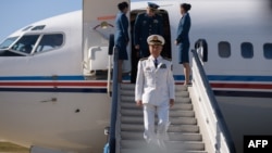 资料照:中共中央军委委员、政治部主任苗华(中)抵达平壤国际机场后下飞机。(2019年10月14日)