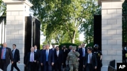 美国总统特朗普离开白宫前往圣约翰教堂。(2020年6月1日)