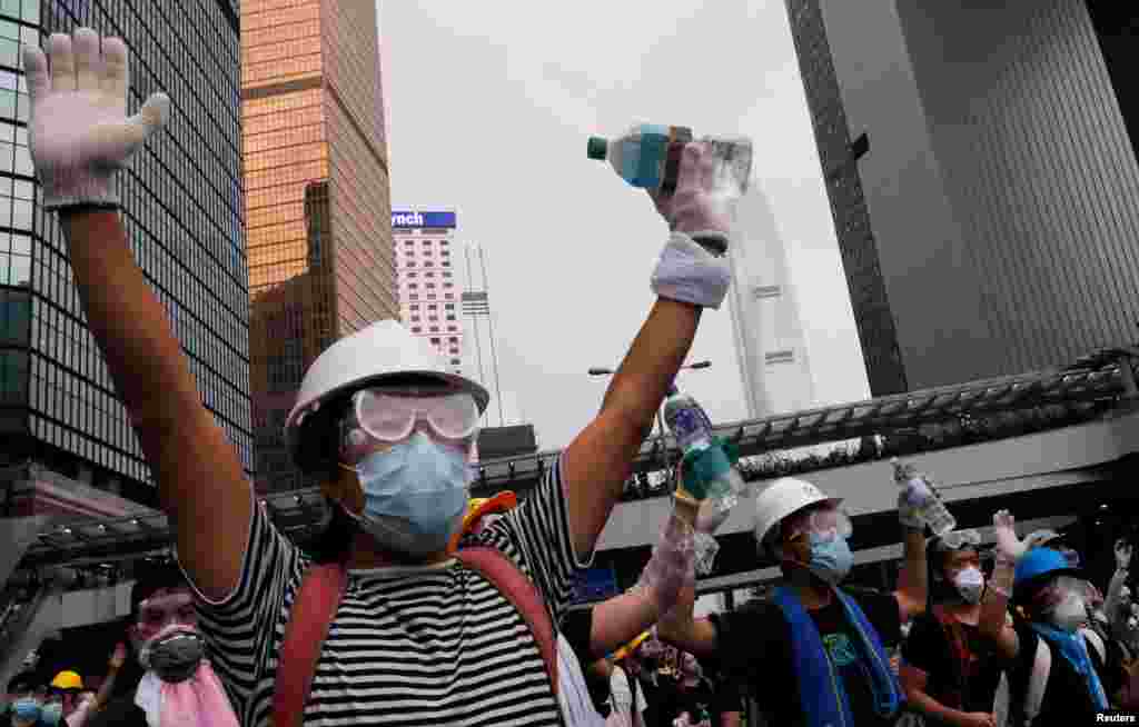 2019年6月12日,中国香港,抗议者全副武装,参与反对引渡法案的游行。