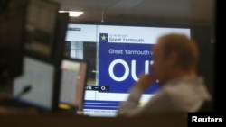 在英国首都伦敦,大屏幕展示脱欧公投计票结果。