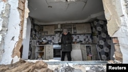 Любов Онищенко у своєму домі, зруйнованому внаслідок російського удару, село Купріянівка, Запоріжжя, 7 грудня 2022. REUTERS/Stringer