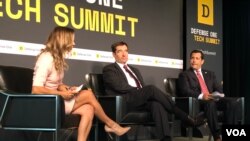 美国司法部国家安全事务助理部长德默斯(John Demers)(中)与国家反间谍与安全中心主任威廉·伊万尼纳(William Evanina)(右)(美国之音黎堡6/27/2019)