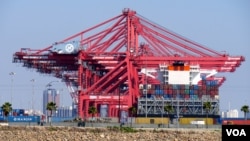 长滩港的韩进集装箱装卸设施昔日风光(美国之音国符拍摄)