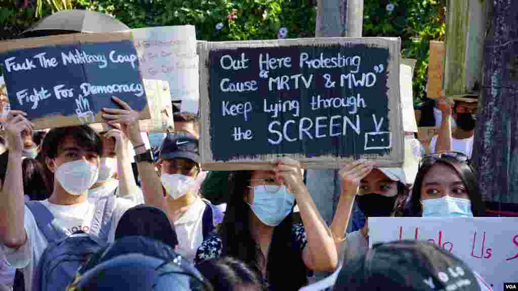 ရန်ကုန်မြို့ ကုလသမဂ္ဂရုံးရှေ့ စစ်အာဏာဆန့်ကျင်ဆန္ဒပြ မြင်ကွင်း။