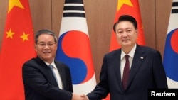 တရုတ်ဝန်ကြီးချုပ် Li Qiang (ဝဲ) နဲ့ တောင်ကိုရီးယားသမ္မတ Yoon Suk Yeol တို့ တောင်ကိုရီးယားနိုင်ငံ၊ ဆိုးလ်မြို့တော်မှာ တွေ့ဆုံမှု။ (မေ ၂၆၊ ၂၀၂၄)