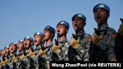 资料照片:中国军队为庆祝中国共产党建立国家政权70周年在北京市郊进行训练。(2019年9月25日)