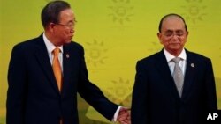 ကုလအတွင်းရေးမှူးချုပ် ဘန်ကီမွန်းနဲ့ မြန်မာသမ္မတ ဦးသိန်းစိန် အာဆီယံ အခမ်းအနားမှာ တွေ့ဆုံခဲ့စဉ်။