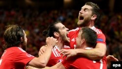Wales အသင်း အောင်ပွဲခံနေစဉ်။