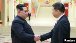 朝鲜领导人金正恩在平壤会见到访的中共中央对外联络部部长宋涛。 (2018年4月15日)