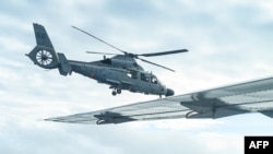 2025年2月18日,一架中国军用直升机在南中国海有争议的斯卡伯勒浅滩(Scarborough Shoal,中国称黄岩岛)上空飞近菲律宾渔业和水产局 (BFAR) 的飞机。