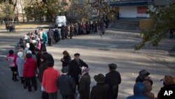 Черга до виборчої дільниці в Донецьку, 2 листопада 2014 р.