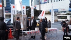 日本建国纪念日,东京新宿闹市出现的“日本民族至上主义”标语(美国之音 歌篮)