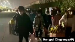 富士康在河南郑州的苹果代工厂工人因新冠病毒疫情逃出被封的厂区。(2022年10月29日)