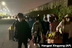 富士康在河南郑州的苹果代工厂工人因新冠病毒疫情逃出被封的厂区。(2022年10月29日)