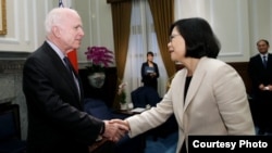 台湾总统蔡英文6月5日接见美国联邦参议院军事委员会主席麦凯恩(图片来源:台湾总统府)