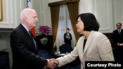 台湾总统蔡英文6月5日接见美国联邦参议院军事委员会主席麦凯恩(图片来源:台湾总统府)