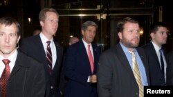 美国国务卿克里2013年11月8日(中间带红领带)出席日内瓦的伊朗核谈判后返回旅馆。