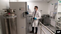 资料照片:纽约西奈山皇后区医院的一名药剂师展示储藏新冠病毒疫苗的冰箱。(2020年12月9日)