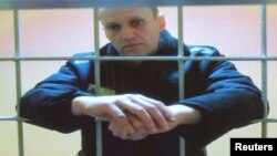 俄罗斯反对派人士纳瓦尔尼2022年5月24日在狱中通过视频参与上诉案的法庭听证。